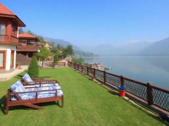 Budget Friendly Cheapest 3 Star Hotels Near Dal Lake Srinagar top best hotels in Srinagar 2026