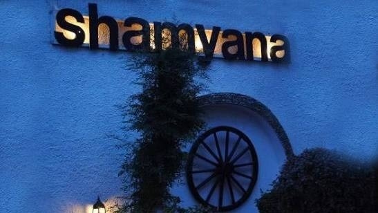 Best Places To Have Kashmiri Kahwa Tea in Srinagar Authentic Kashmiri samovar tea preparation What to eat with Kashmiri kahwa Shikara kahwa on Dal Lake cost Where to buy Pampore saffron for kahwa Street food and tea tour in Srinagar Sugar-free kahwa options in Srinagar Luxury hotels in Srinagar with kahwa service Sunset kahwa experience at Dal Lake Kashmiri kahwa ingredients and spices 3-day Srinagar itinerary for food lovers 2026 Kashmiri Kahwa Price