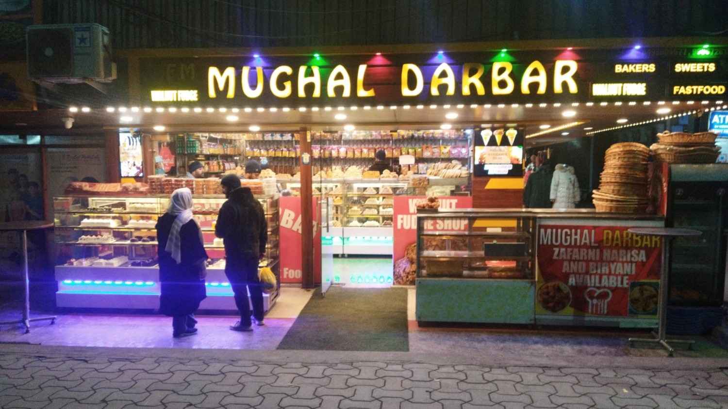 Budget family restaurants near Dal Lake Affordable food in Dal Lake Cheap eats near Dal Lake Family-friendly restaurants in Srinagar Dal Lake budget dining Restaurants near Dal Lake Value-for-money restaurants Srinagar Cheap meal near Dal Lake
